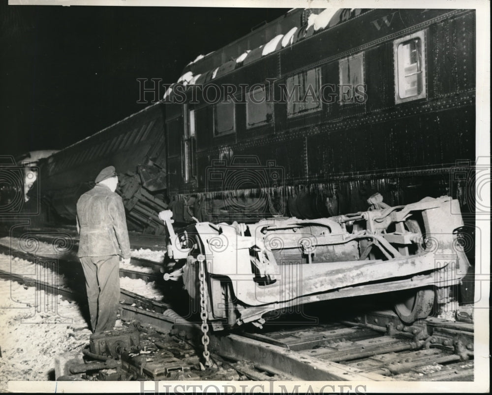 1940 Press Photo Derailed Wrecked Wabash Railroad Bluebird Train In Chicago - Historic Images