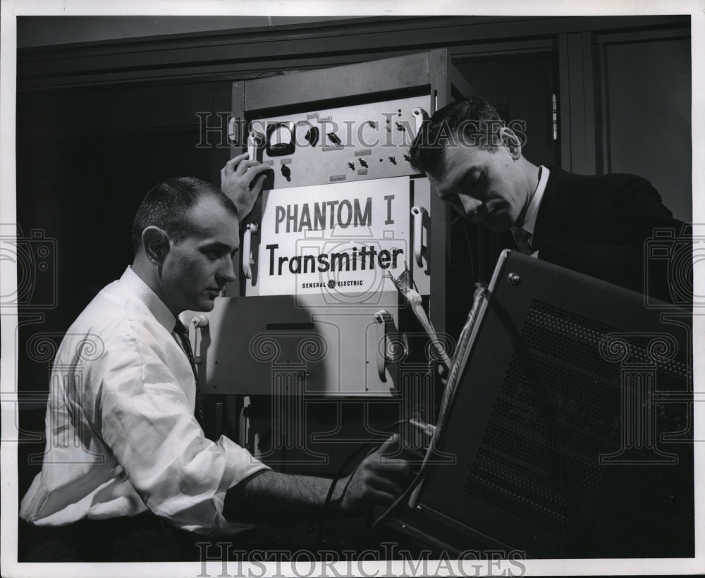 1960 Press Photo GE Phantom System Engineers JP Costas And LC Widmann Testing - Historic Images