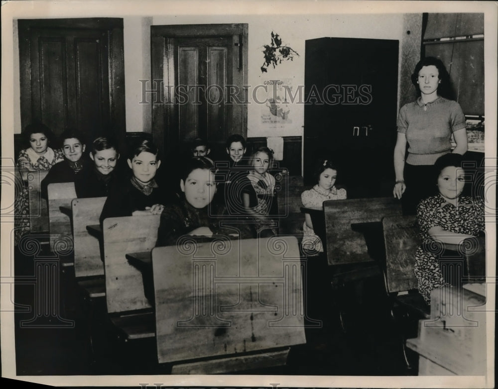 1938 Press Photo Ten Family Members At Eureka Rural School In Edington Illinois - Historic Images