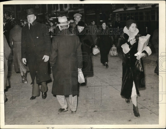 1935 Press Photo Christmas Shoppers - Historic Images