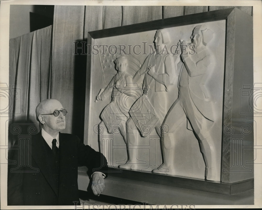 1939 Press Photo George Ball, designer at soap carving by Helen Beling in Phila, - Historic Images