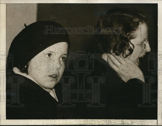 1936 Press Photo Mrs. Meletti & Child After Police Raid Home for Ray Meletti - Historic Images