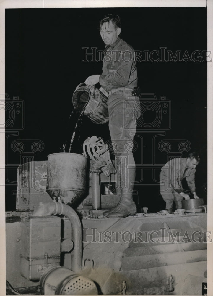 1938 Press Photo Cavalryman feeds his steed. - Historic Images