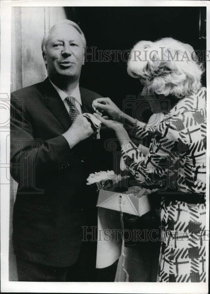 1970 Press Photo British Prime Minister Edward Heath gets Alexander Rose pin. - Historic Images