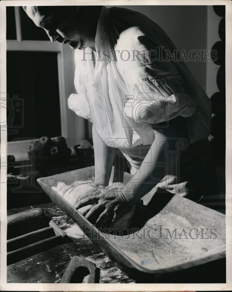 1954 Press Photo A girl baking. - Historic Images