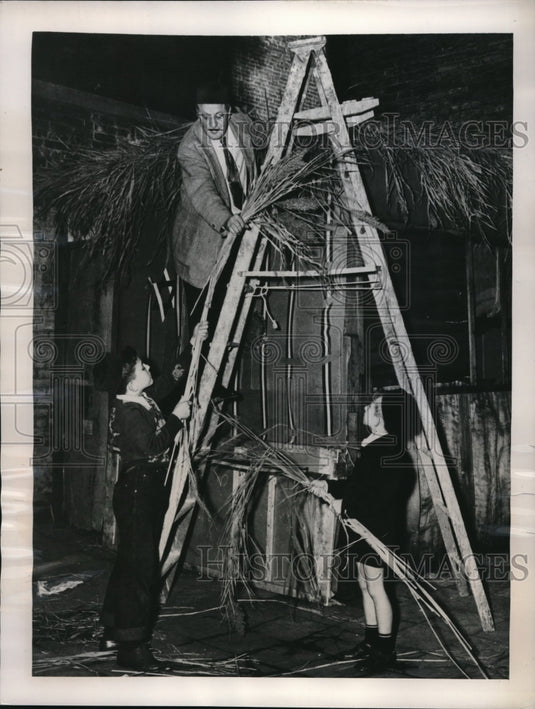 1948 Press Photo Lyon Mearson assisted by Maurice De Mayo and Alexander Peltz - Historic Images