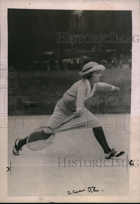 1921 Press Photo Mrs. Norman H. White stellar showing on Longwood C.C. courts - Historic Images