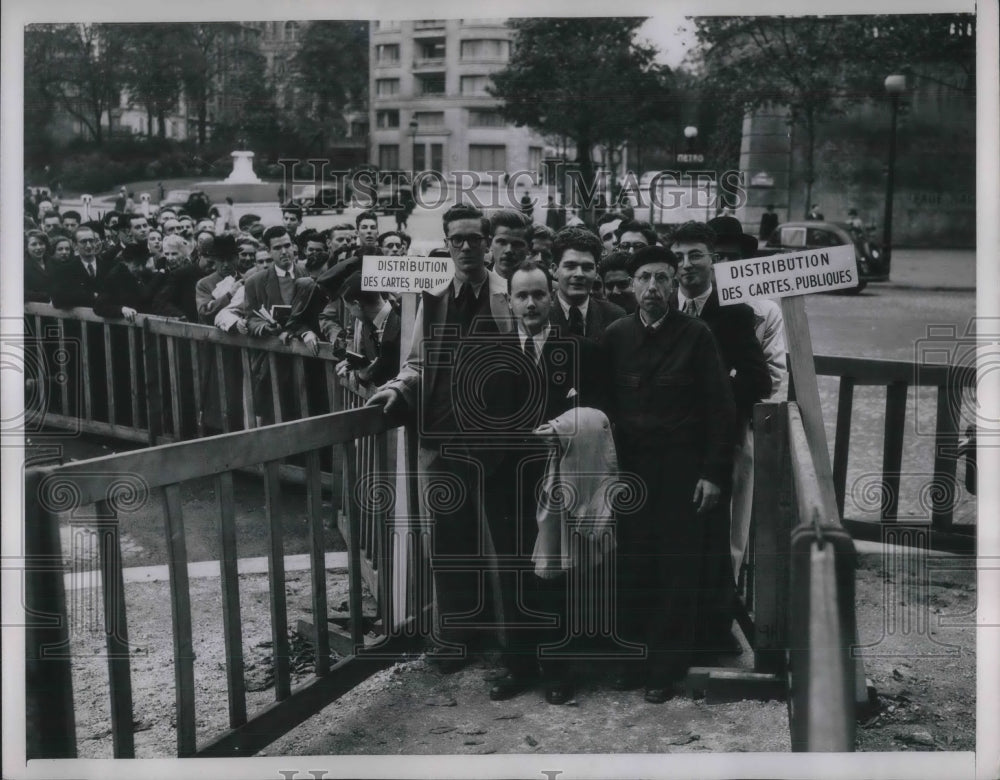 1948 Press Photo Public entrance to Palais de Chaillot had waiting line. - Historic Images