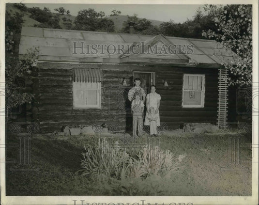 1939 Press Photo Mr & Mrs Bernard Moore & sons Harry, Larry & log home - Historic Images