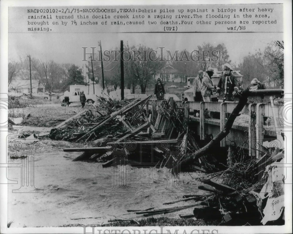 1975 Press Photo Nacadoches, Tex, debris  from floods piles at bridge on a creek - Historic Images