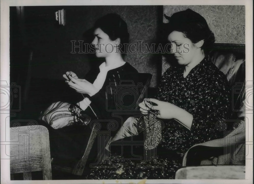 1936 Press Photo Dorothy May, Katryn Westover, reporters at Seattle Post Intell - Historic Images