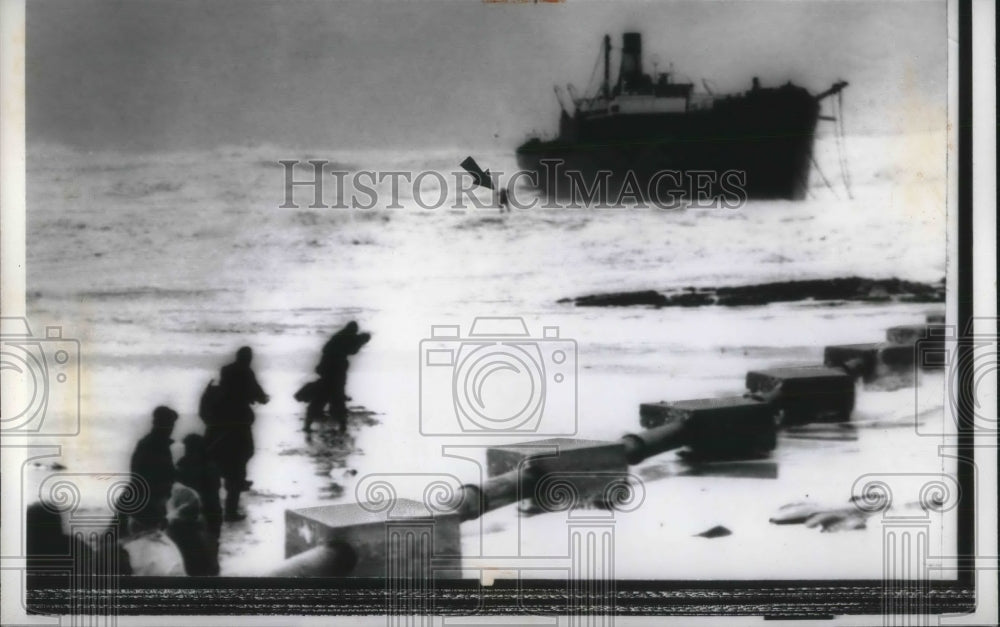 1959 Press Photo Coast Guard rescues a man off the ship which ran aground.-Historic Images