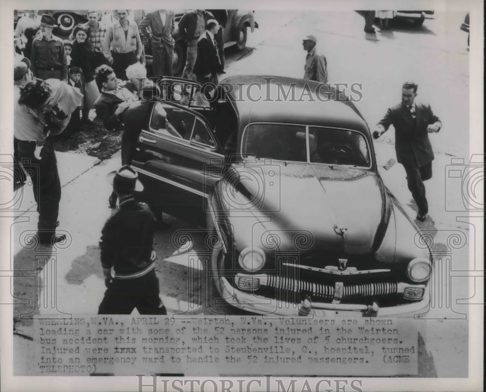 1951 Press Photo Wheeling, W Va rescue work at bus accident scene - Historic Images