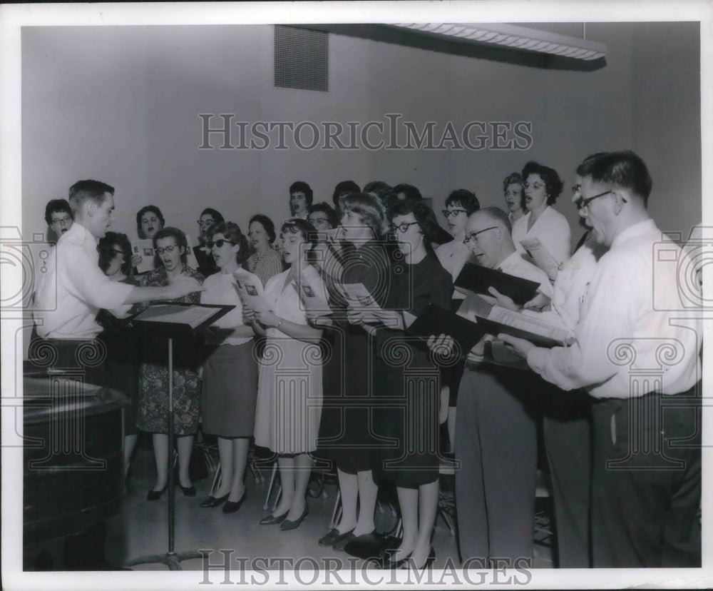 1962 Press Photo Lakewood Civic Chorus in Cleveland, ,director Gilbert Brooks - Historic Images