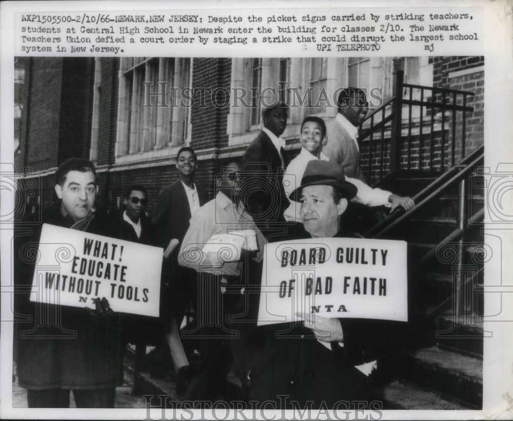 1966 Press Photo Central High School Students In Newark Enter Building For Class - Historic Images