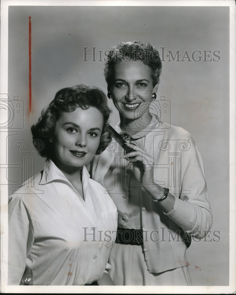 1958 Press Photo Two women demonstrate new curl hair style - Historic Images