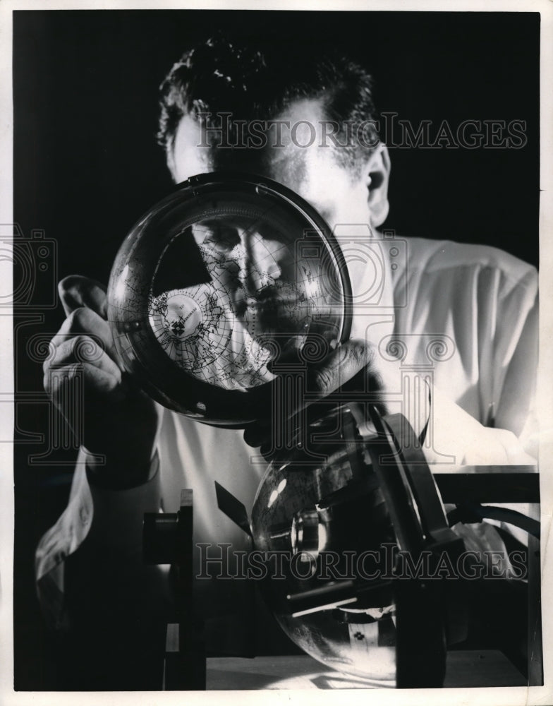 1960 Press Photo IBM engineer Richard W. Kern inspecting hemisphere globe - Historic Images