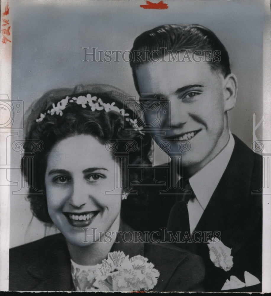 1955 Press Photo Police Searching For Mr &amp; Mrs Harold Smith After Bullet Holes - Historic Images