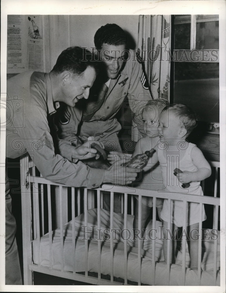 1944 Press Photo Sgts WJ Krugby &amp; William Schneider Visit Danny Jan Knight - Historic Images