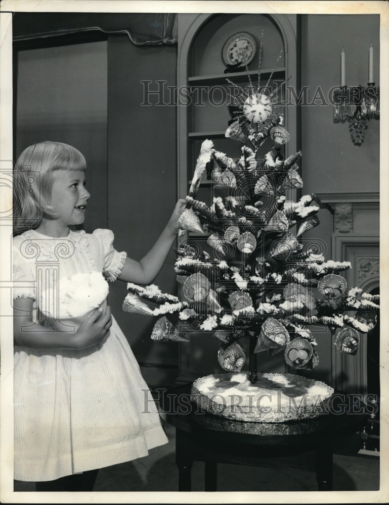 1958 Press Photo candy filled tree/decoration - Historic Images