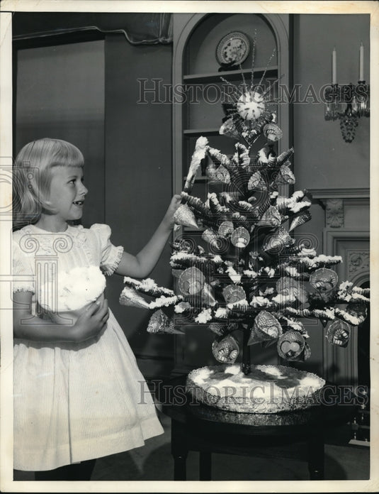 1958 Press Photo candy filled tree/decoration - Historic Images