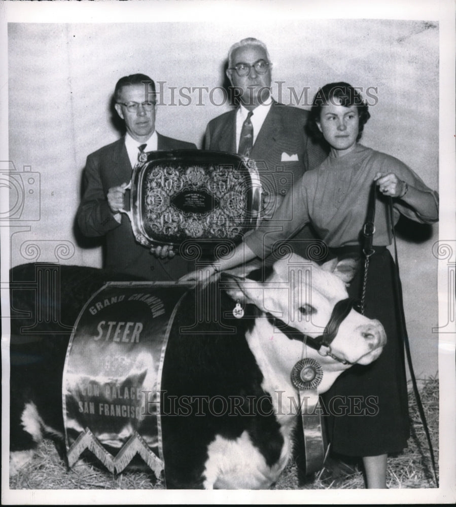 1955 Press Photo San Francisco Sue White &amp; prize steer at Grand natl Expo - Historic Images