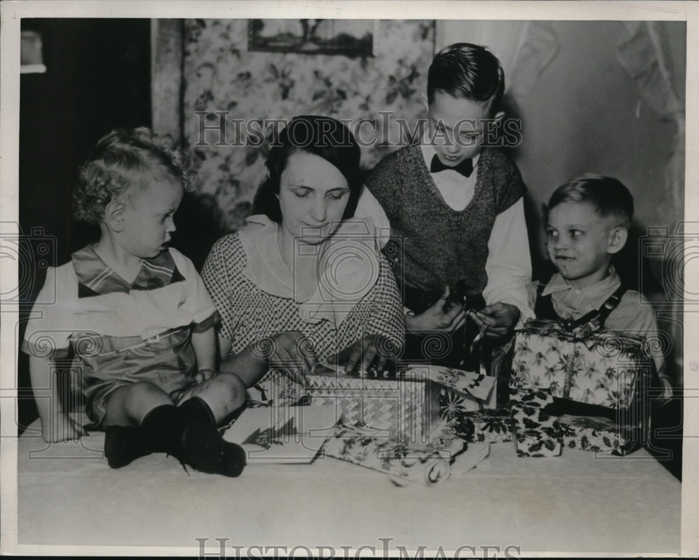 1938 Press Photo Mrs. Howard Borden with Three Children Born on Christmas Eve - Historic Images