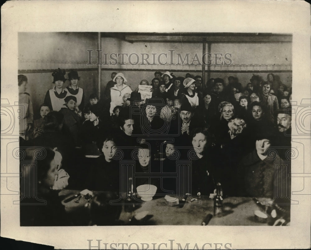 1918 Press Photo Americans Distribute Food To WWI Victims In Italy - nec48686 - Historic Images