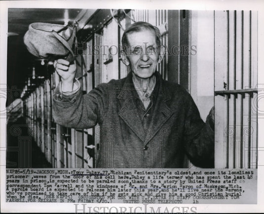 1955 Press Photo Tony Duley, waving from cell in Michigan Penitentiary - Historic Images