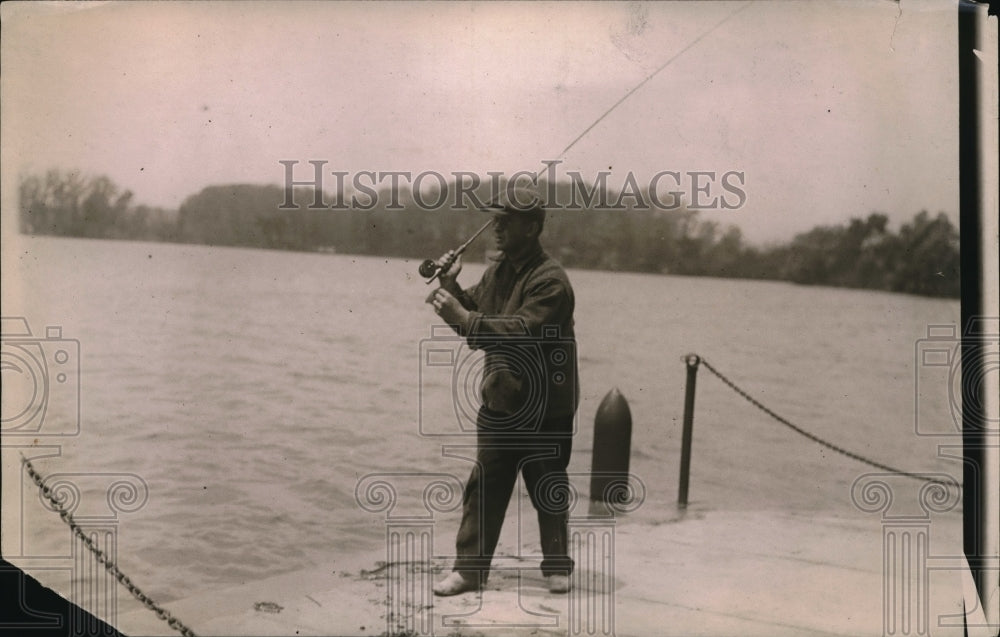 1919 Press Photo Scene from a local dock, man w/ his fishing rod ready to fish - Historic Images