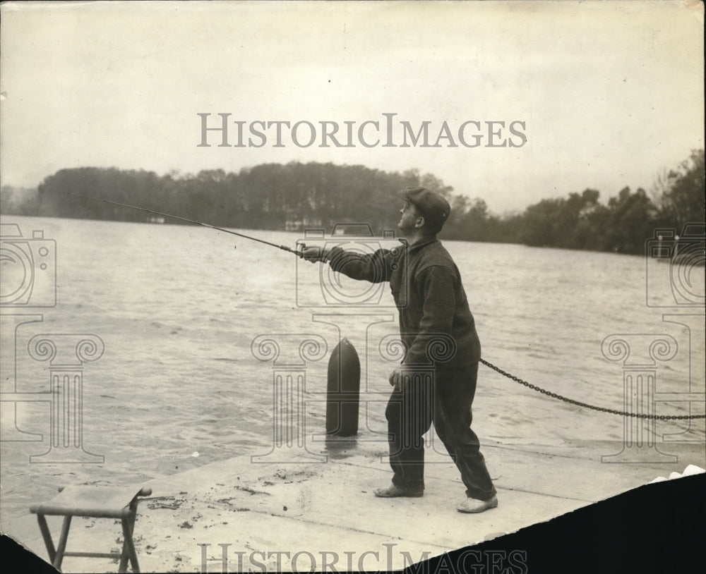 1919 Press Photo Fishing in the docks, during fishing season - Historic Images