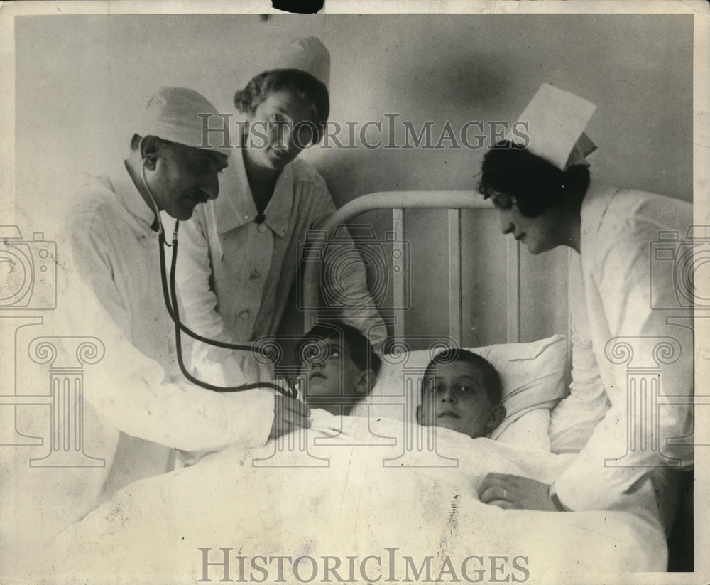 1926 Press Photo Twin Boys Confined To Hospital After W=Poisoned By Wedding Cake - Historic Images