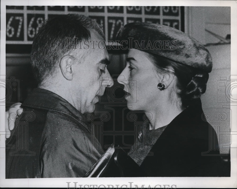 1958 Press Photo Alfred White and his wife - Historic Images