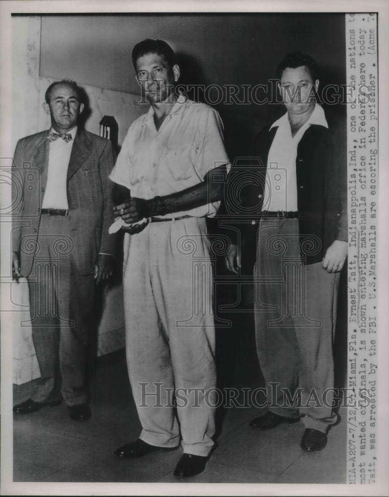 1951 Press Photo Ernest Tait, one of most wanted, enters marshal office - Historic Images