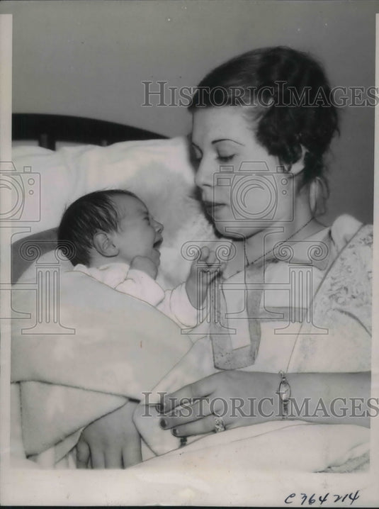 1936 Press Photo Mrs. Julian Tapel with her "Doomed" baby save by Operation.-Historic Images