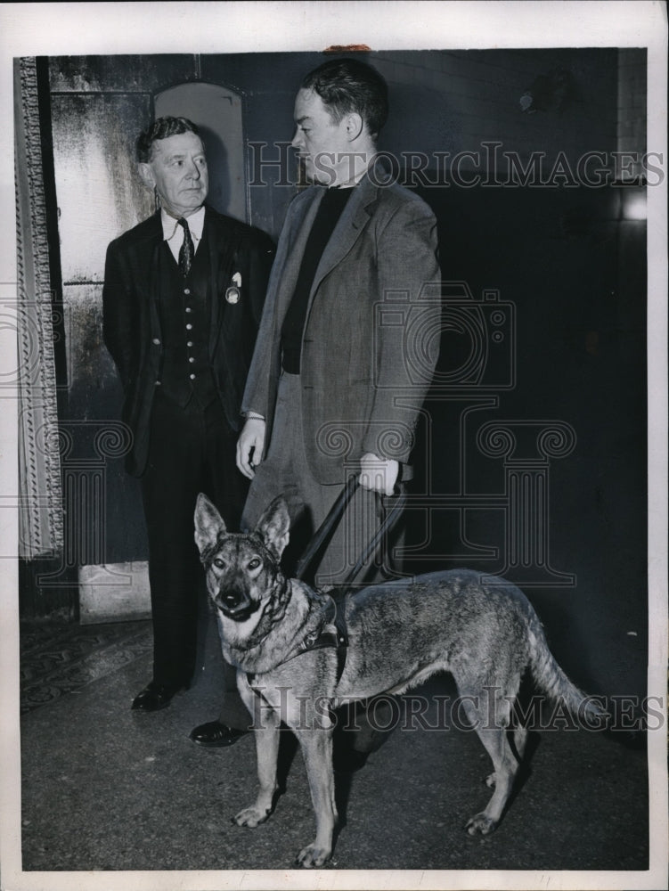 1945 Press Photo Blind Joseph Sullivan Jr arrives at the Philadelphia City Hall - Historic Images