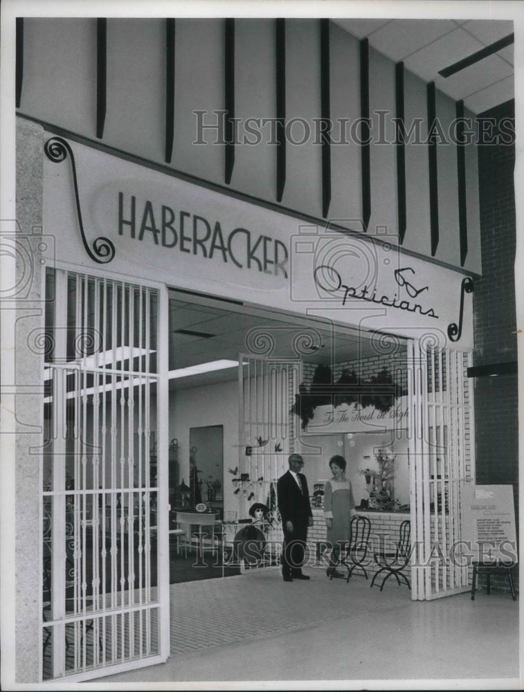 1967 Press Photo Cleveland, Ohio Madge &amp; Oliver Gibson at Haberacker opticians - Historic Images