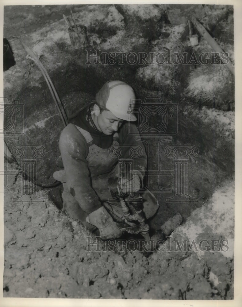 1962 Press Photo NI-Gas Employee with M-S-A Skullgard Type B Safety Cap - Historic Images