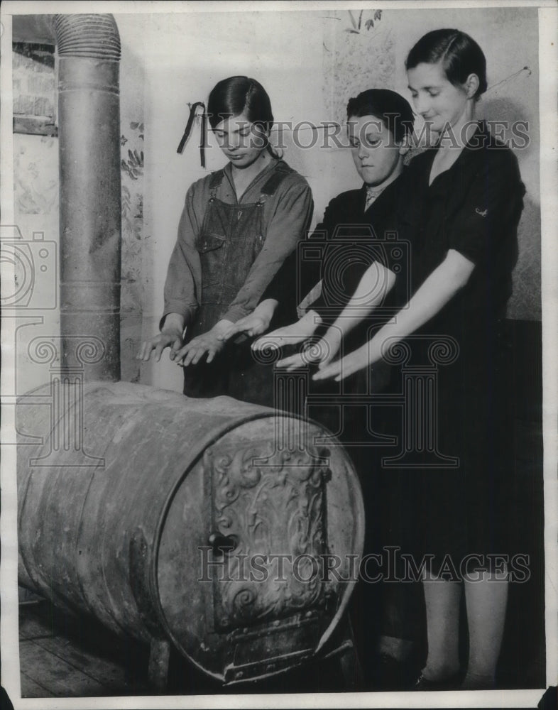 1932 Press Photo Mrs John Hall Oil Barrel Wood Burning Stove - Historic Images