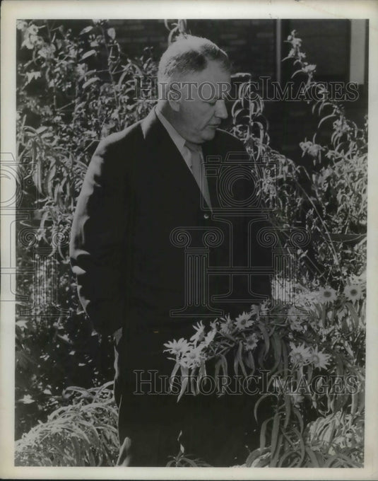 1955 Press Photo Mr Eigar Anderson author of Plant, Man & Life - Historic Images