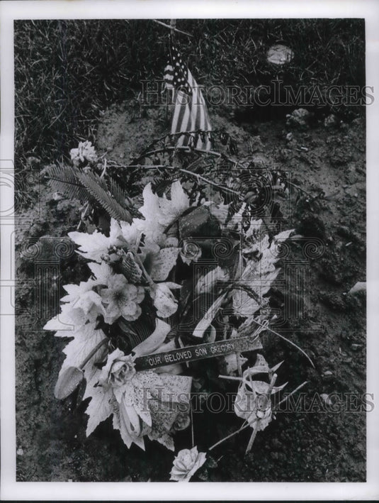 1958 Press Photo Greg Fischer;s grave at Sunset Memorial park - nec49082 - Historic Images