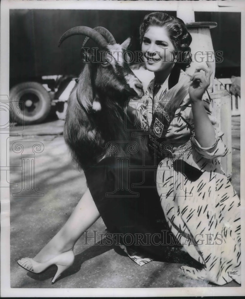 1955 Press Photo French Gypsy queen Noella Vancraeyeiest showing ribbon - Historic Images