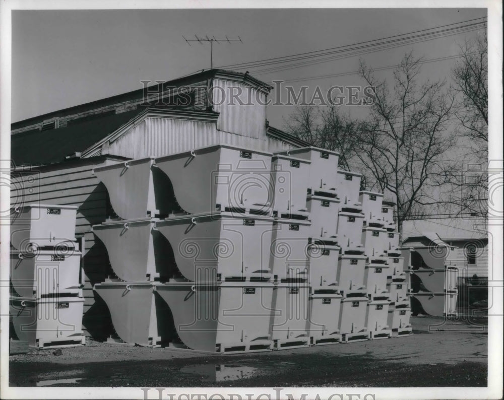 1967 Press Photo Hoppers at Avery Weldong Co. - Historic Images