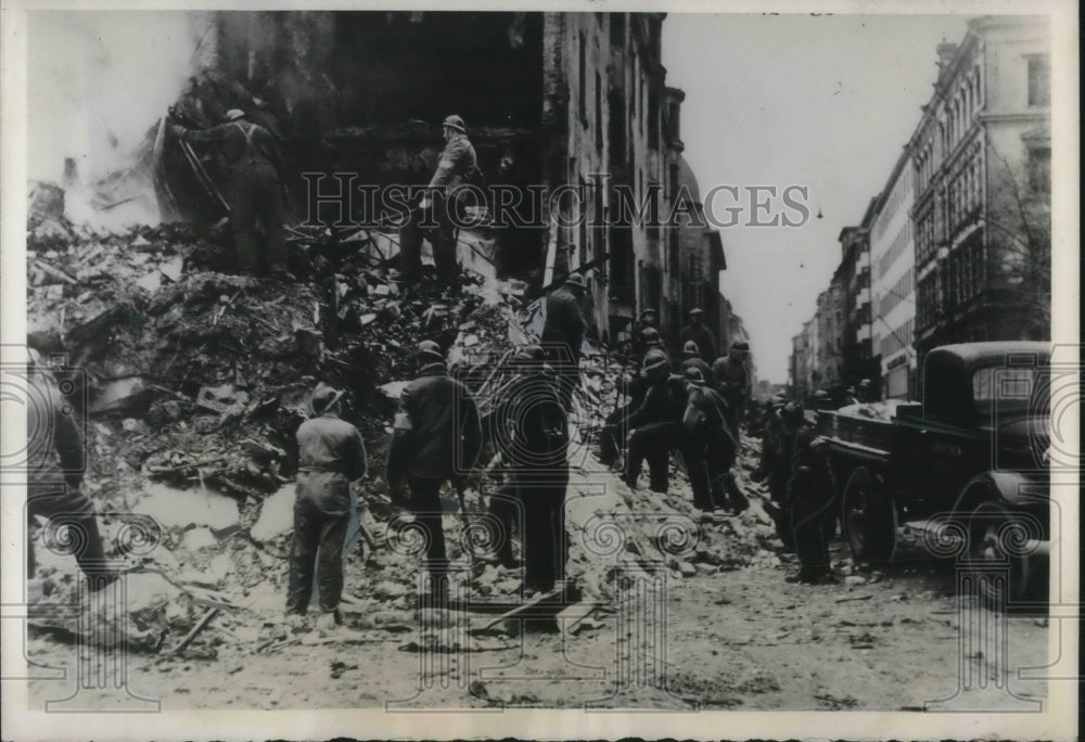 1939 Press Photo Rescue Squad work on ruin House destroyed by Russian Air Raid.-Historic Images