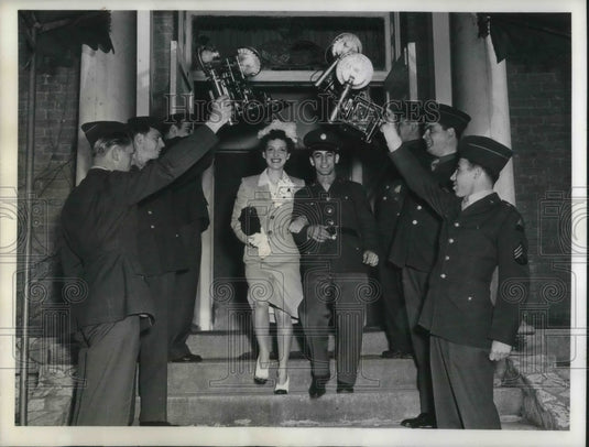 1943 Press Photo Cpl. Victor Emanuel and bride at Fort Knox Post Chapel. - Historic Images