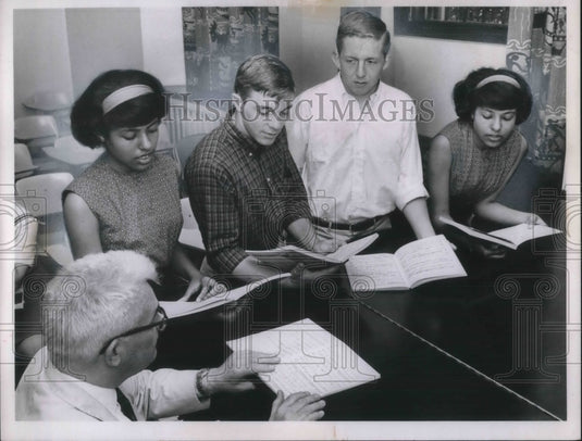 1963 Press Photo Walter Blodgett Curator of Musical Arts Cleveland Art Museum - Historic Images