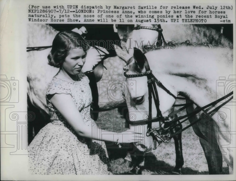 1959 Press Photo Princess Anne admires the horses at the Royal horse show - Historic Images