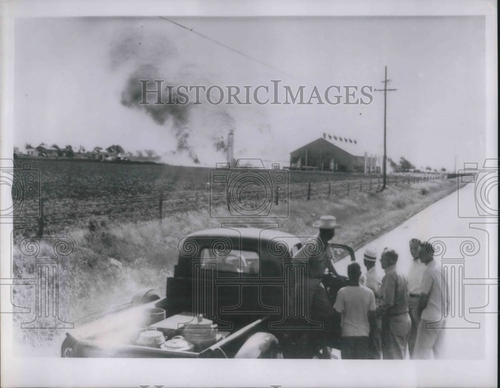 1954 Press Photo Gas line blows at compressor in Texas - Historic Images