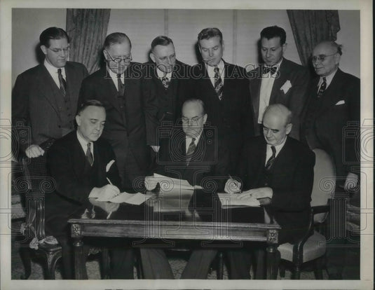 1946 Press Photo United Steel Worker Delegates Sign Wage Doc With US Steel Execs - Historic Images