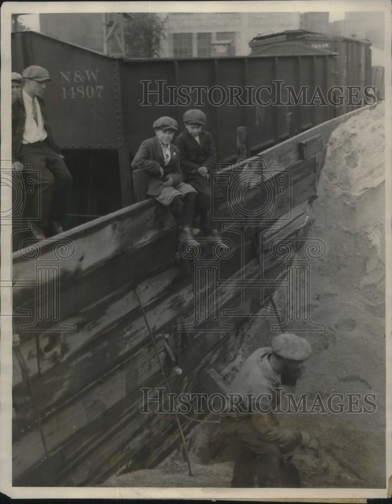 1928 Press Photo Bruno and Freddy playing near the railroad tracks. - Historic Images